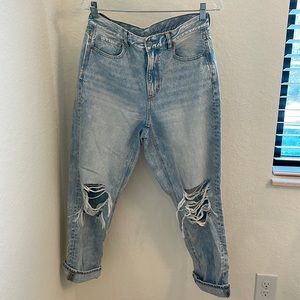 AMERICAN EAGLE JEANS - Light Wash / Mom Jean, Size US 8.